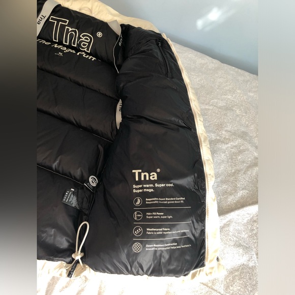 Womens aritzia mega puff jacket - Picture 8 of 16